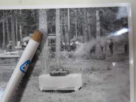 Kenraali Wheeler ekskursio Santahamina / General Wheeler visiting Finland panssarivaunuja ym. SA-kalustoa -valokuvasarja albumilehdellä