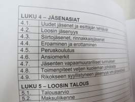 Mestarimuurarin kirja - Suurloosin ohjekirja 2013, vapaamuurareitten järjestön teoreettiset ja käytännön ohjeet, omaisuus, menettelytavat, protokolla, rituaalit ym.