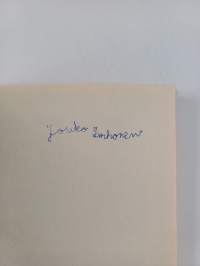 Valoja pimeässä : kertomuksia, romaani (signeerattu)