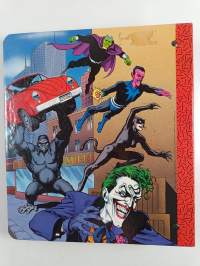Who&#039;s Who in the DC Universe n:ot 3, 5 (Chemo ja Sandman kortit puuttuvat), 7, 12 ja 13 sekä kaksi vajaata etukannetonta numeroa kansiossa
