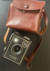 Kodak Brownie SIX-20 Model C - Kamera + Nahkakotelo