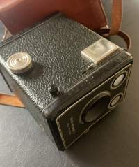 Kodak Brownie SIX-20 Model C - Kamera + Nahkakotelo
