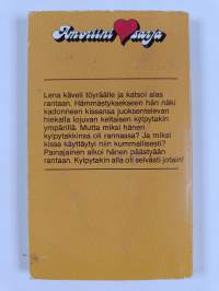 Keltainen kylpytakki