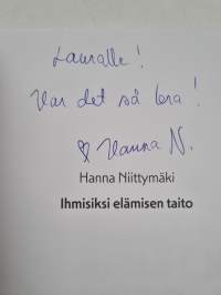 Rauhankasvatusneuvola Ihmisiksi elämisen taito (signeerattu, tekijän omiste)