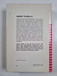 Ihmisiä telineillä