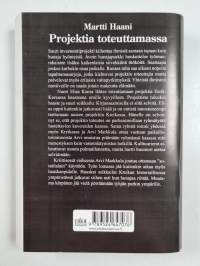 Projektia toteuttamassa (signeerattu, tekijän omiste)