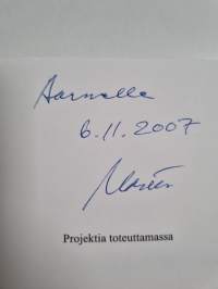 Projektia toteuttamassa (signeerattu, tekijän omiste)