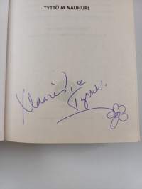 Tyttö ja nauhuri (signeerattu)