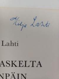 Kolme askelta eteenpäin : Kotitalouskonsulentin näkemyksiä ja kokemuksia (signeerattu)