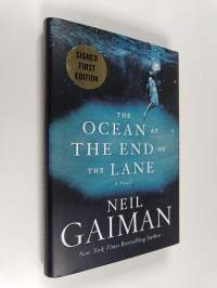 The ocean at the end of the lane (signeerattu)