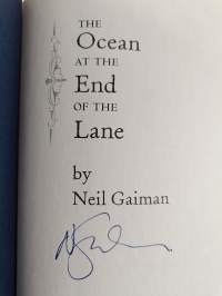 The ocean at the end of the lane (signeerattu)
