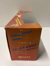 Neuvostoajan metalliauto 1/43 mitoissa. Edelleen alkuperäispakkauksessa.