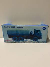 Neuvostoajan metalliauto 1/43 mitoissa. Edelleen alkuperäispakkauksessa.