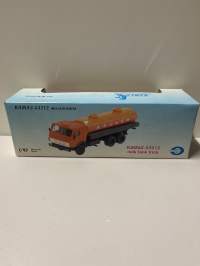 Neuvostoajan metalliauto 1/43 mitoissa. Edelleen alkuperäispakkauksessa.