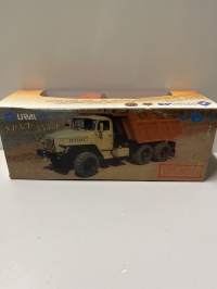 Neuvostoajan metalliauto 1/43 mitoissa. Edelleen alkuperäispakkauksessa.