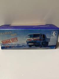 Neuvostoajan metalliauto 1/43 mitoissa. Edelleen alkuperäispakkauksessa.