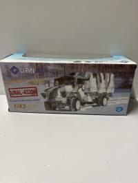 Neuvostoajan metalliauto 1/43 mitoissa. Edelleen alkuperäispakkauksessa.