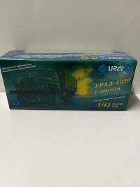 Neuvostoajan metalliauto 1/43 mitoissa. Edelleen alkuperäispakkauksessa.