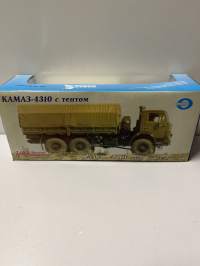 Neuvostoajan metalliauto 1/43 mitoissa. Edelleen alkuperäispakkauksessa.