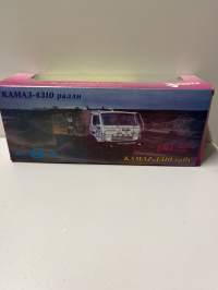 Neuvostoajan metalliauto 1/43 mitoissa. Edelleen alkuperäispakkauksessa.