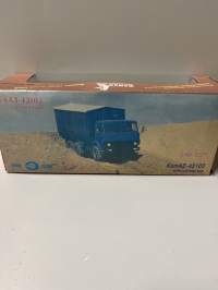Neuvostoajan metalliauto 1/43 mitoissa. Edelleen alkuperäispakkauksessa.