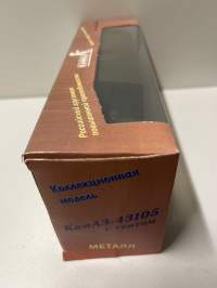 Neuvostoajan metalliauto 1/43 mitoissa. Edelleen alkuperäispakkauksessa.