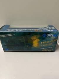 Neuvostoajan metalliauto 1/43 mitoissa. Edelleen alkuperäispakkauksessa.