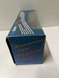 Neuvostoajan metalliauto 1/43 mitoissa. Edelleen alkuperäispakkauksessa.