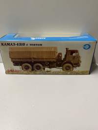 Neuvostoajan metalliauto 1/43 mitoissa. Edelleen alkuperäispakkauksessa.