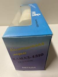Neuvostoajan metalliauto 1/43 mitoissa. Edelleen alkuperäispakkauksessa.