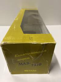 Neuvostoajan metalliauto 1/43 mitoissa. Edelleen alkuperäispakkauksessa.
