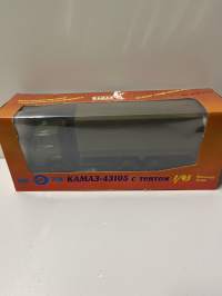 Neuvostoajan metalliauto 1/43 mitoissa. Edelleen alkuperäispakkauksessa.