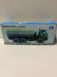 Neuvostoajan metalliauto 1/43 mitoissa. Edelleen alkuperäispakkauksessa.