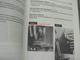 Massey Ferguson 275 / 275-4 traktori -käyttöohjekirja, sis erillisen osuuden nelivedolle + varaosakuvasto
