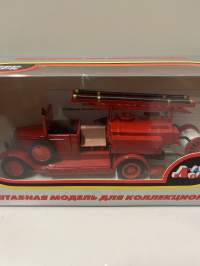 Neuvostoajan metalliauto 1/43 mitoissa. Edelleen alkuperäispakkauksessa.