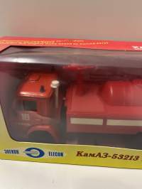 Neuvostoajan metalliauto 1/43 mitoissa. Edelleen alkuperäispakkauksessa.