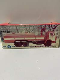 Neuvostoajan metalliauto 1/43 mitoissa. Edelleen alkuperäispakkauksessa.