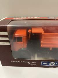 Neuvostoajan metalliauto 1/43 mitoissa. Edelleen alkuperäispakkauksessa.
