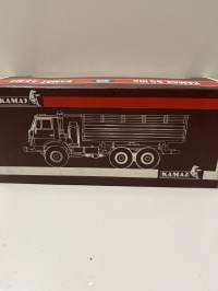 Neuvostoajan metalliauto 1/43 mitoissa. Edelleen alkuperäispakkauksessa.