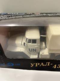 Neuvostoajan metalliauto 1/43 mitoissa. Edelleen alkuperäispakkauksessa.