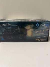Neuvostoajan metalliauto 1/43 mitoissa. Edelleen alkuperäispakkauksessa.