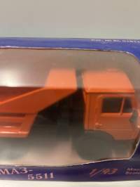 Neuvostoajan metalliauto 1/43 mitoissa. Edelleen alkuperäispakkauksessa.