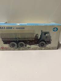 Neuvostoajan metalliauto 1/43 mitoissa. Edelleen alkuperäispakkauksessa.