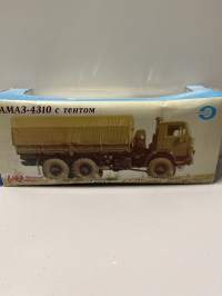 Neuvostoajan metalliauto 1/43 mitoissa. Edelleen alkuperäispakkauksessa.
