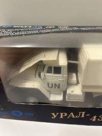 Neuvostoajan metalliauto 1/43 mitoissa. Edelleen alkuperäispakkauksessa.