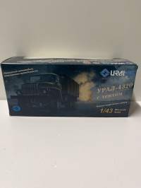 Neuvostoajan metalliauto 1/43 mitoissa. Edelleen alkuperäispakkauksessa.