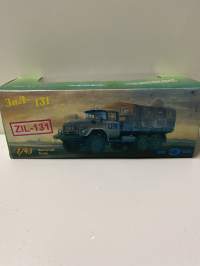 Neuvostoajan metalliauto 1/43 mitoissa. Edelleen alkuperäispakkauksessa.