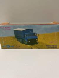 Neuvostoajan metalliauto 1/43 mitoissa. Edelleen alkuperäispakkauksessa.