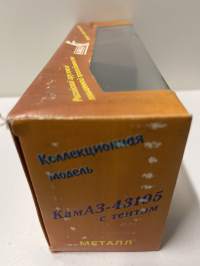 Neuvostoajan metalliauto 1/43 mitoissa. Edelleen alkuperäispakkauksessa.