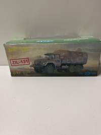 Neuvostoajan metalliauto 1/43 mitoissa. Edelleen alkuperäispakkauksessa.